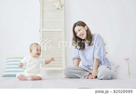 赤ちゃんと遊ぶ母親 82026099