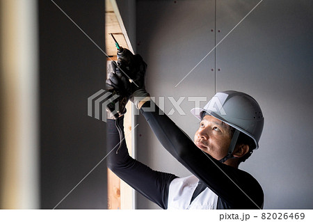 建築現場で働く作業員　作業をする職人　 82026469