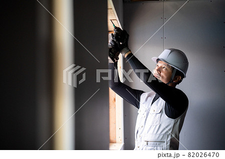 建築現場で働く作業員 作業をする職人 建築現場で働く作業員 作業をする職人 82026470
