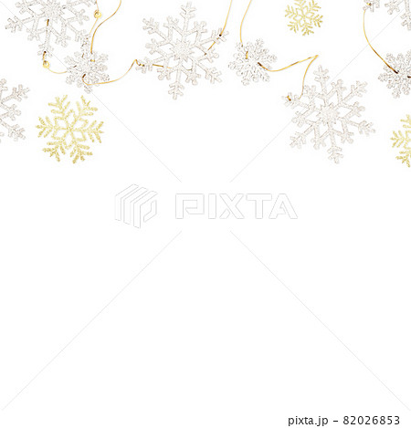 白背景に雪のオーナメント 白背景に雪のオーナメント 82026853