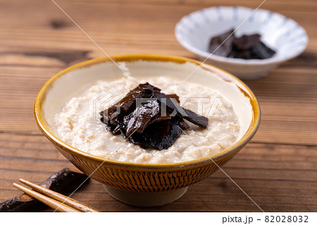 松茸昆布の佃煮とオートミール粥 82028032