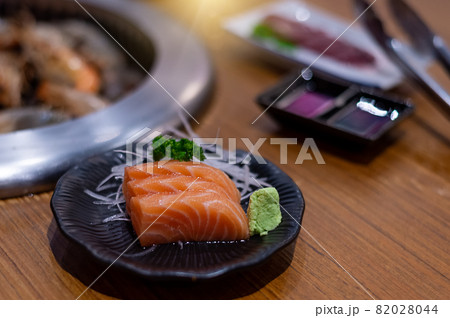 Sashimi salmon 82028044