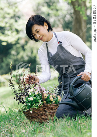 寄せ植え・趣味を楽しむ日本人ミドル女性 82028957