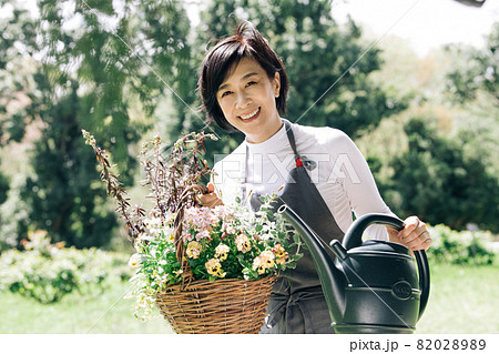 ビオエラの寄せ植えカゴを持つ日本人女性 82028989