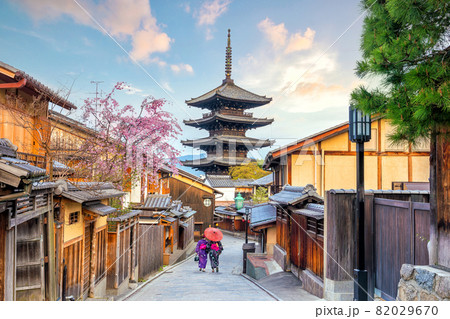 Old town Kyoto during sakura season 82029670