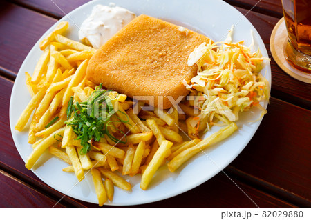 Fried cheese with fries and tartar 82029880
