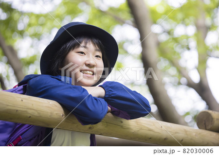 山頂の展望台から景色を眺める小学生女の子 トレッキングイメージ 山頂の展望台から景色を眺める小学生女の子 トレッキングイメージ 82030006