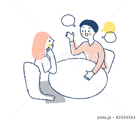 楽しそうにおしゃべりをする女性2人 82030563