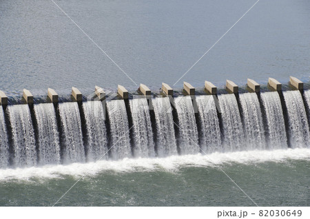 湖から流れ出る水流のイメージ 82030649