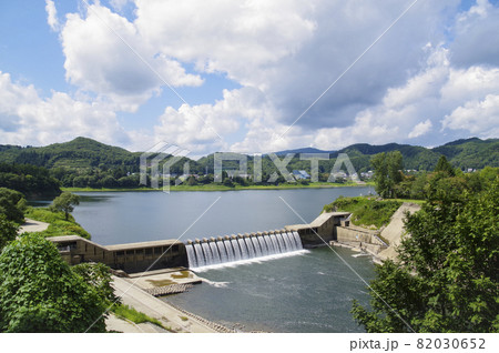 湖にある貯砂ダムの錦秋湖大滝 82030652