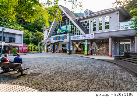 観光客の少ない高尾山ケーブルカー清滝駅前風景 82031196