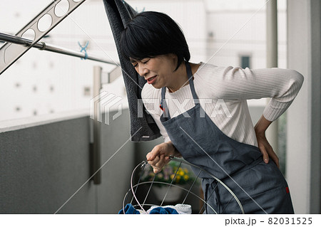 腰痛・腰の痛みを感じる主婦イメージ 82031525