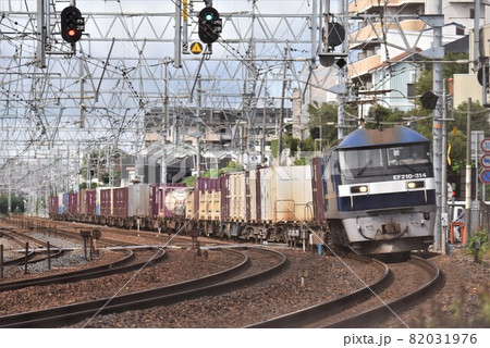鉄道貨物輸送の大動脈 東海道本線 夙川カーブの朝 鉄道貨物輸送の大動脈 東海道本線 夙川カーブの朝 82031976