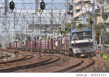 複々線東海道本線を行く長大貨物列車　夙川カーブの朝 82032151