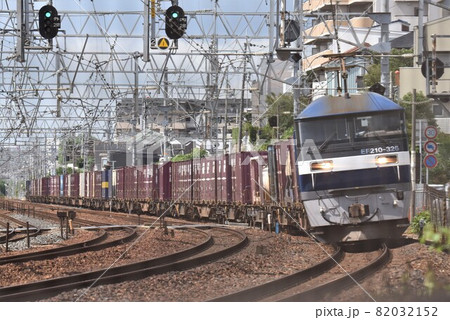 複々線東海道本線を行く長大貨物列車 夙川カーブの朝 複々線東海道本線を行く長大貨物列車 夙川カーブの朝 82032152