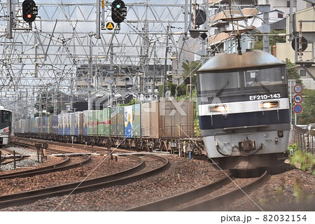 複々線東海道本線を行く長大貨物列車　夙川カーブの朝 82032154