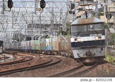 複々線東海道本線を行く長大貨物列車 夙川カーブの朝 複々線東海道本線を行く長大貨物列車 夙川カーブの朝 82032156