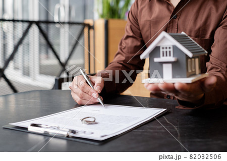 Real estate investment agents who hold house designs and lease documents, make home purchase contracts, home insurance, and purchase approvals for clients 82032506