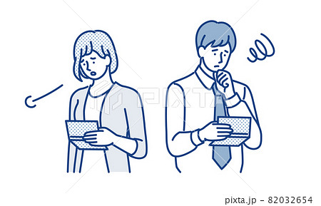 通帳残高を見て不安になる男女 通帳残高を見て不安になる男女 82032654