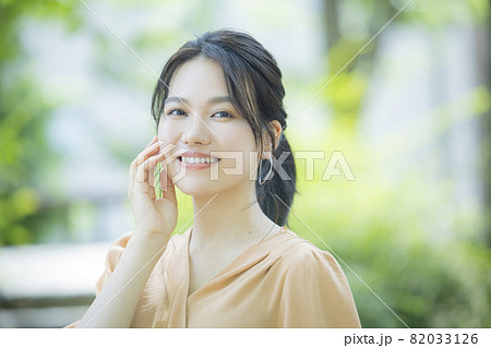 女性　屋外　スキンケア 82033126