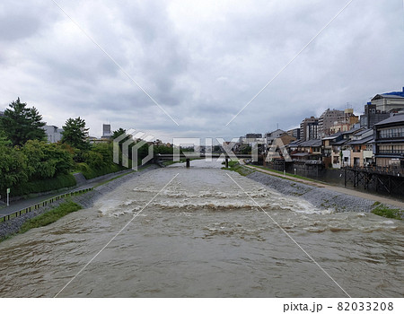 大雨で増水した8月の鴨川（四条大橋から） 82033208