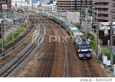 複々線東海道本線を行く長大貨物列車　 82033229
