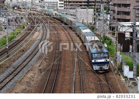 複々線東海道本線を行く長大貨物列車 複々線東海道本線を行く長大貨物列車 82033231