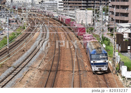 複々線東海道本線を行く長大貨物列車　 82033237