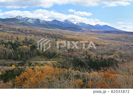 ビーナスラインの女の神展望台から紅葉の蓼科高原と南八ヶ岳 82033872