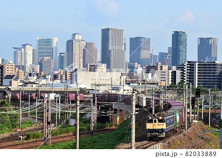 大阪の高層ビル群を背景に北方貨物線を進む　高松行き75列車 82033889
