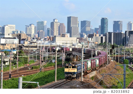 大阪の高層ビル群を背景に北方貨物線を進む 高松行き75列車 大阪の高層ビル群を背景に北方貨物線を進む 高松行き75列車 82033892