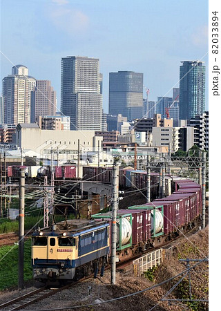 大阪の高層ビル群を背景に北方貨物線を進む　高松行き75列車 82033894