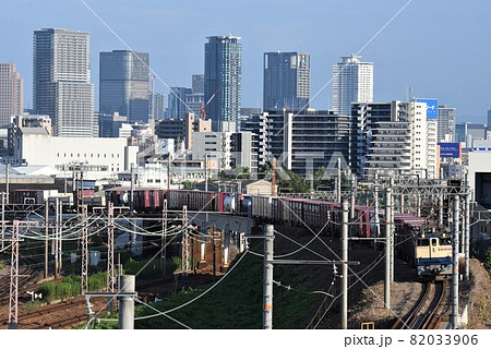大阪の高層ビル群を背景に北方貨物線を進む　高松行き75列車 82033906
