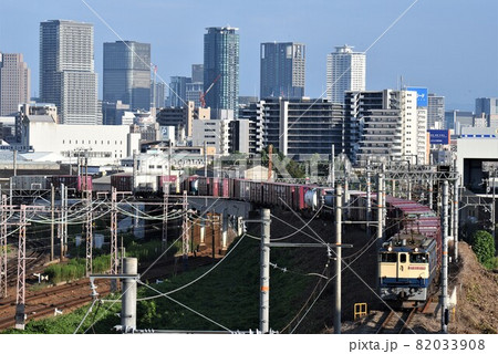 大阪の高層ビル群を背景に北方貨物線を進む　高松行き75列車 82033908