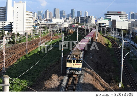 大阪の高層ビル群を背景に北方貨物線を進む　高松行き75列車 82033909