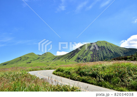 米塚からの阿蘇ドライブウェイ　正面右側 杵島岳　くじゅう阿蘇国立公園　熊本県阿蘇市　 82034038