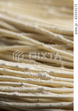 うどんの麺 82034275