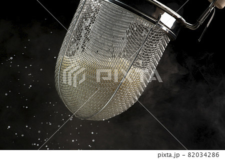 うどんの湯切り（調理シーン） 82034286