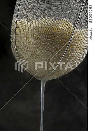 うどんの湯切り（調理シーン） 82034295