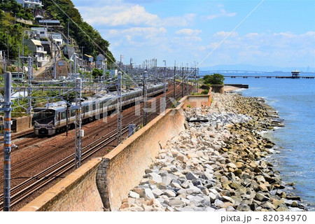 瀬戸内海を横に見て、JR神戸線を快走する電車 82034970