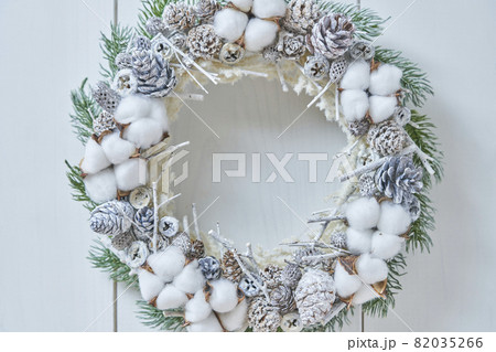 ハンドメイドのクリスマスリース 82035266