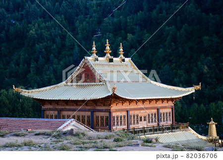 Tibetan temple in Daocheng, China 82036706