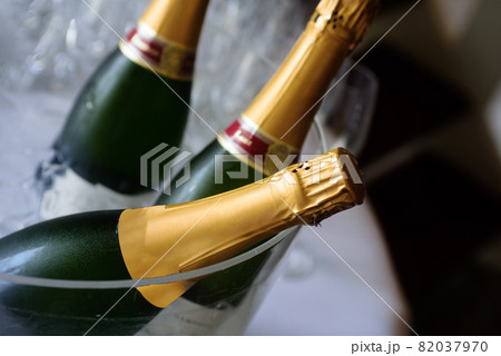Champagne in wine chiller 82037970