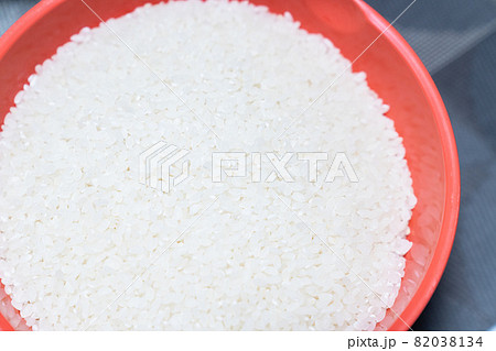 炊く前の白米の写真。 82038134