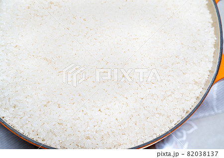 炊く前の白米の写真。 82038137