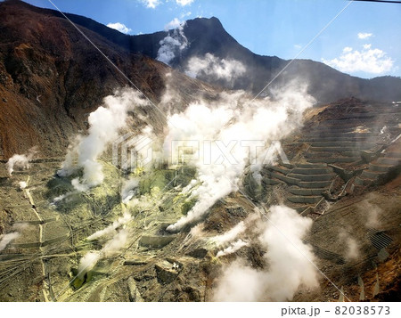 神奈川県箱根町の箱根ロープウエイから眺める大涌谷【4月】 82038573