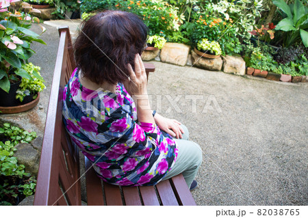 耳を気にする高齢女性 耳を気にする高齢女性 82038765