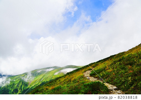 飯豊山 御前坂付近の登山道と雪渓残る稜線 飯豊山 御前坂付近の登山道と雪渓残る稜線 82038818