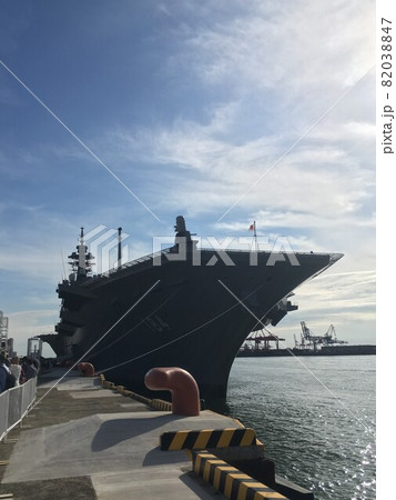 ヘリコプター搭載護衛艦「かが」大阪港着岸 82038847