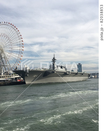 ヘリコプター搭載護衛艦「かが」大阪港着岸 82038853